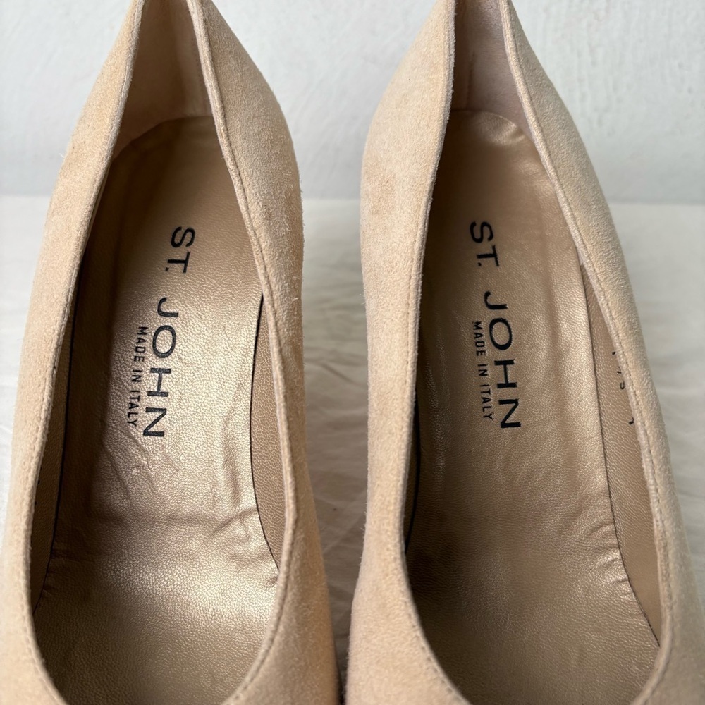 ST. JOHN Genuine Suede Leather Cream Heels Pumps Gold Trim 7.5 B - Picture 9 of 13